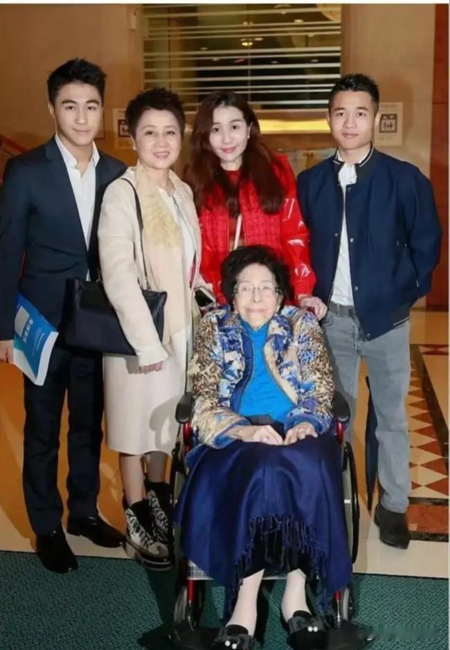 何鸿燊八姐何婉鸿的一辈子，过得实在坎坷心酸。年轻时早早结婚，丈夫没过多久就去世，