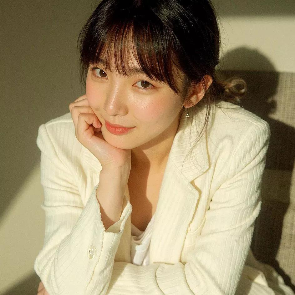 温柔甜美的少女，微笑如阳光般温暖。