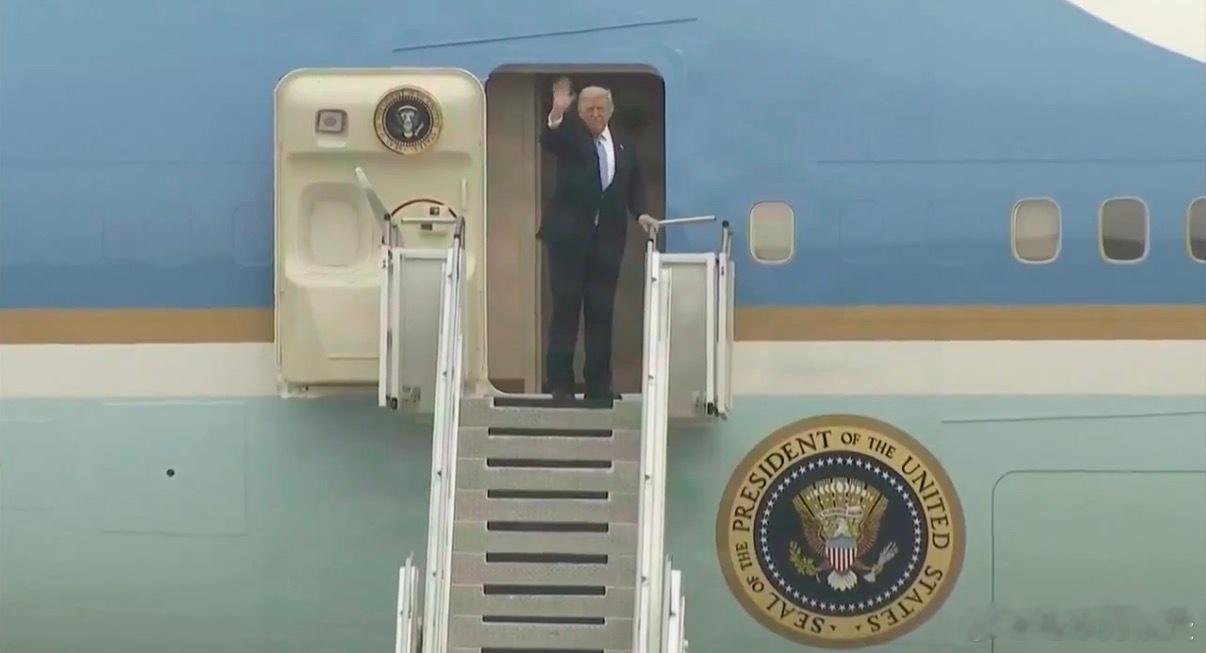 在结束历史性国事访问后，特朗普总统登上空军一号时，做出了他标志性的握拳挥动和最后