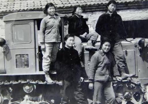 1972年泥瓦匠张复生娶了城里的女知青，晚上睡觉他发现妻子的腰变粗了。他以为妻子