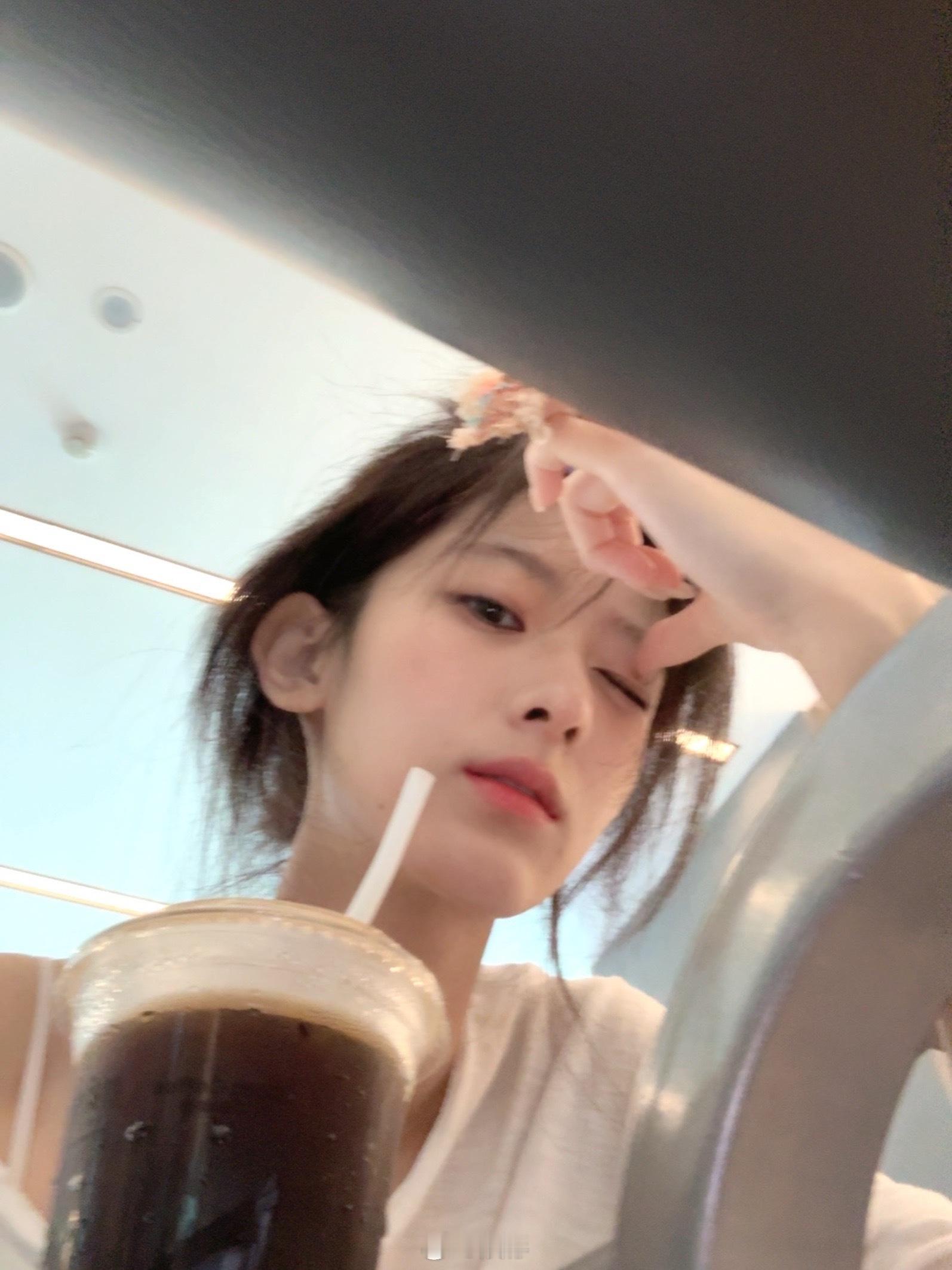 刷到一个好看的小姐姐在喝冰美式在玩旧款iPhone！ 