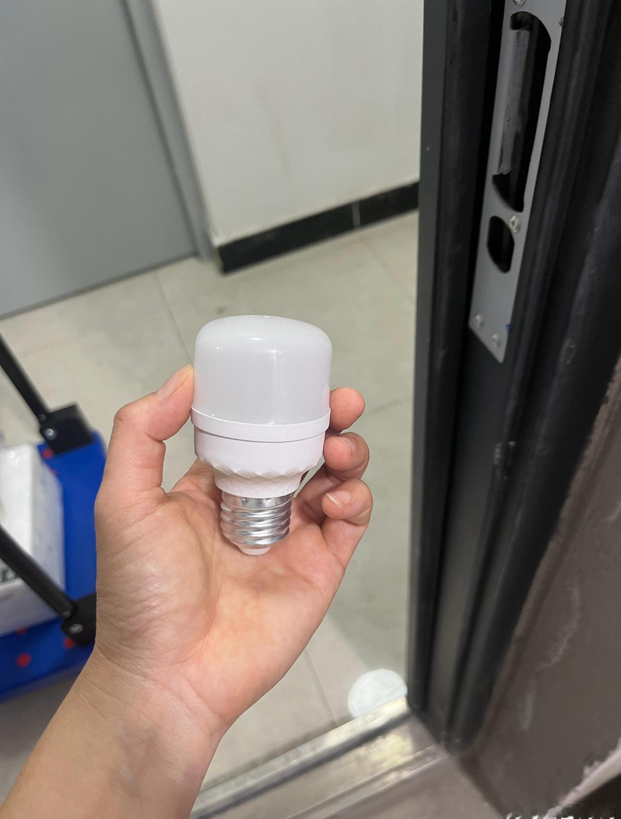 这是那天
换下来的

房子自带的
原装灯泡

比我买的40W的
小五倍 ​​​