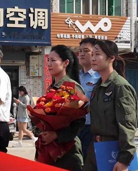“光宗耀祖了！” 女孩听见敲门声，满心欢喜以为是录取通知书到了，快步跑去开门，没