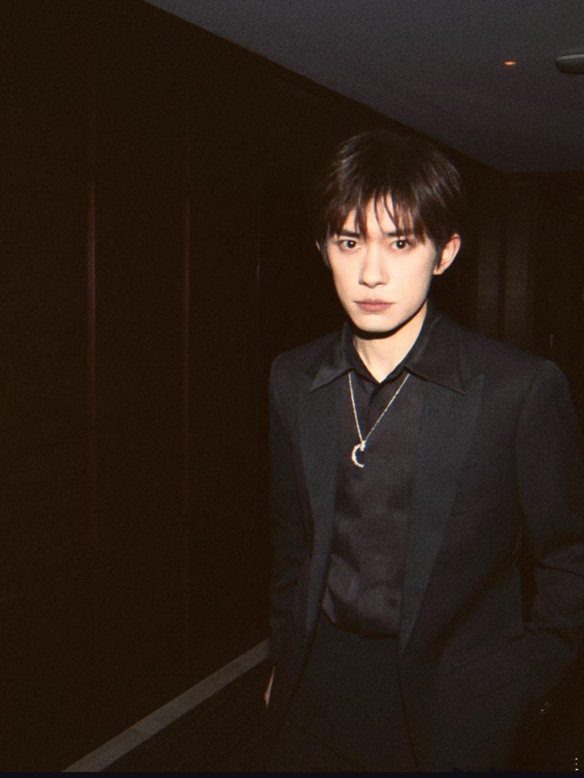 易烊千玺抬眸瞬间让易烊千玺穿黑西装的是天才谁懂啊！易烊千玺抬眼那下故事感顺着镜头