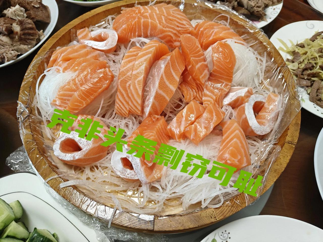 我这些天一直在给小区晚辈86年出生的小龙家做采购指导。
我说，小龙现在三文鱼便宜