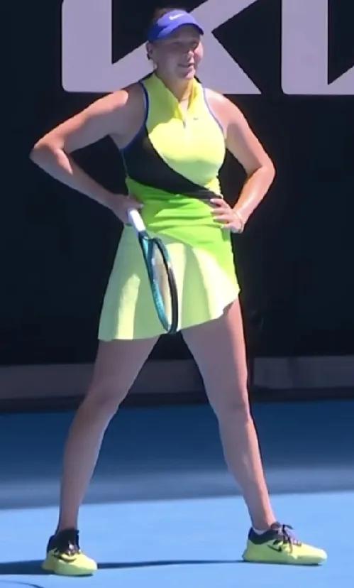 第二盘，王欣瑜第一个发球局，阿尼西莫娃逼出5个破发点，王欣瑜顽强地救回了4个破发