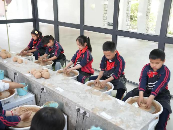 宁波研学行千年青瓷润童心【千年青瓷润童心，研学实践促成长】近日，宁波前湾新区海真