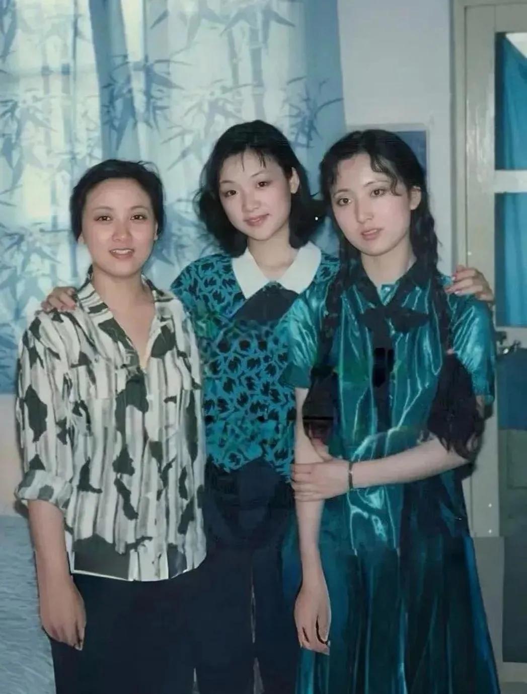 这是一张87版《红楼梦》演员的合影，不用我多说大家都说对三人都耳熟能详。
邓婕饰