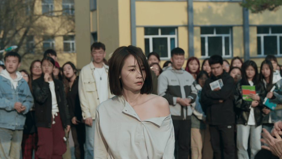 刘雅瑟就这样在剧里阴暗爬行被的演技狠狠圈粉！隐身的名字里大学柏庶和现在时间线两个