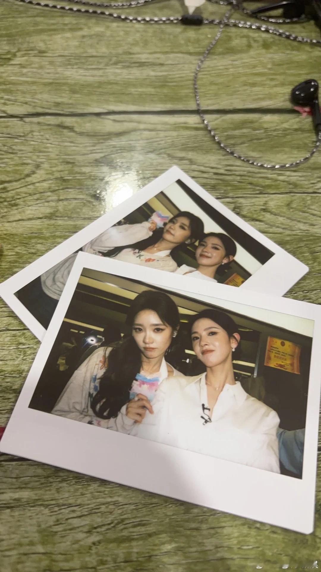 陈瑶张月玩陈瑶戒指乘风2026 女生之间的小美好，张月把玩陈瑶戒指，简简单单满是