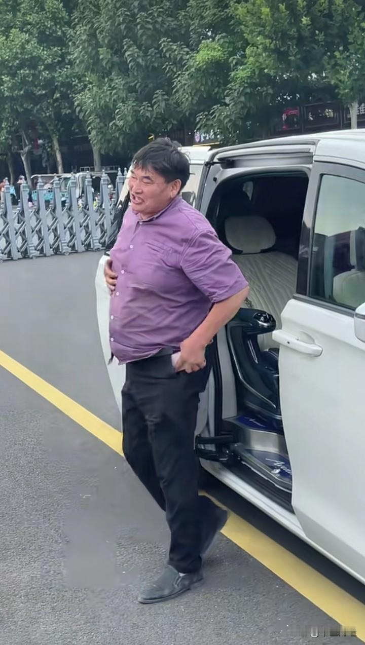大衣哥朱之文现身台儿庄古城，刚下车那股兴奋劲儿都快漫出来了，东瞅西看像头回逛大集
