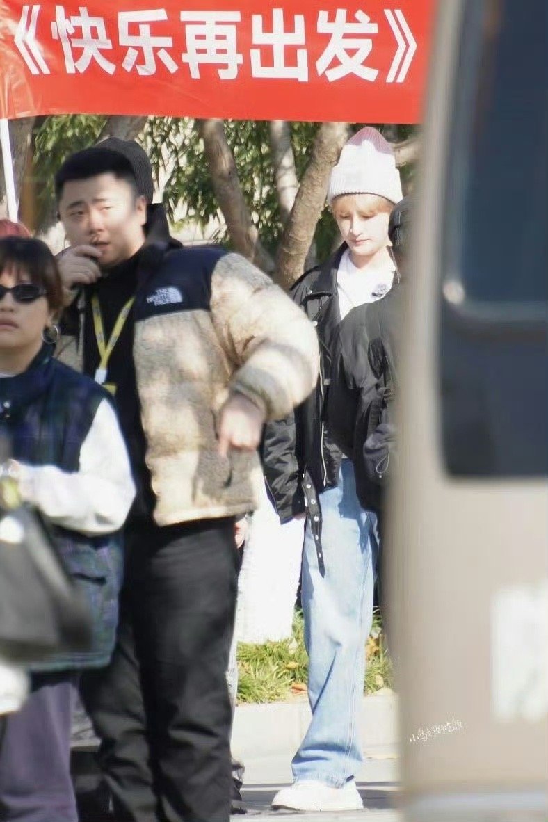 张远演唱会刚结束就再出发了 刚刚在深夜的舞台上留下无数璀璨瞬间，今晨曙光初现之时