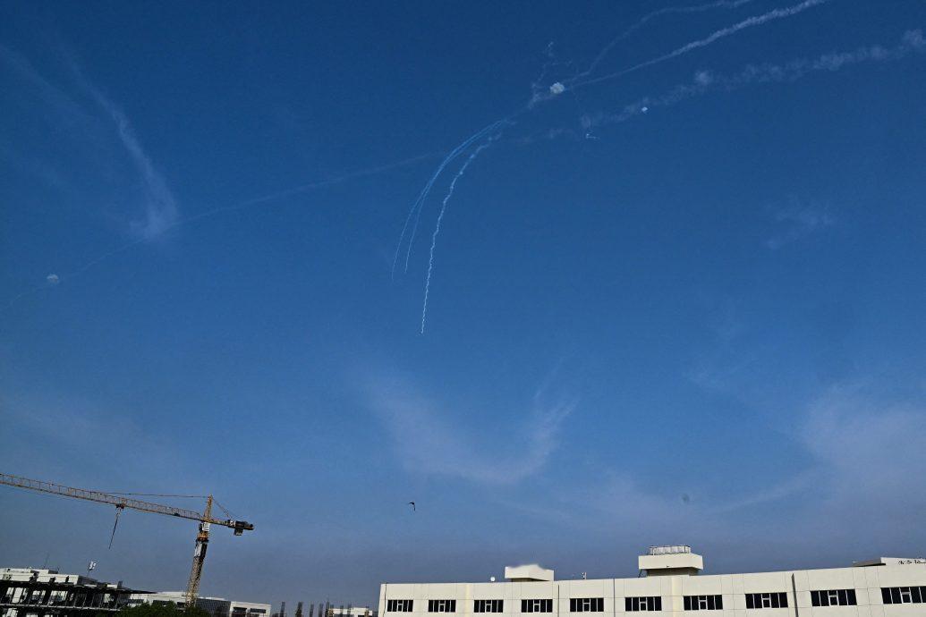 据约旦媒体报道，约旦军方表示，防空系统已拦截3枚伊朗导弹。事情怪就怪在这里：导弹