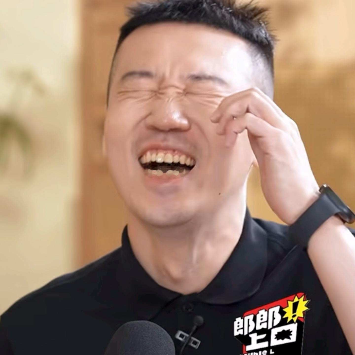小宝就这么一直高兴的笑！ 
