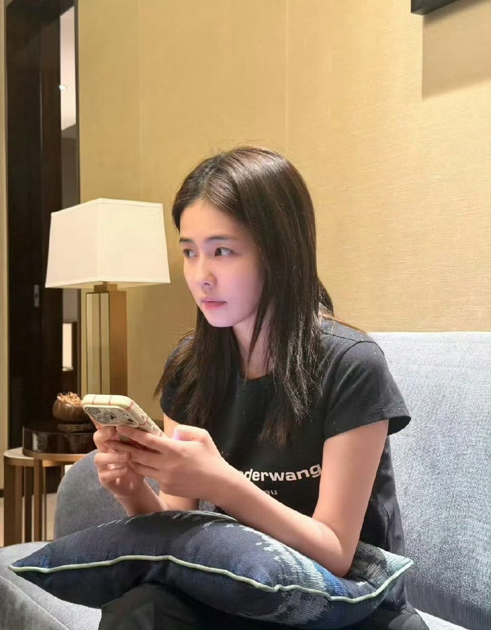 白鹿在飞机上都没有吃飞机餐 白鹿这是在减肥吗？不过飞机餐确实太难吃了，热量又高，