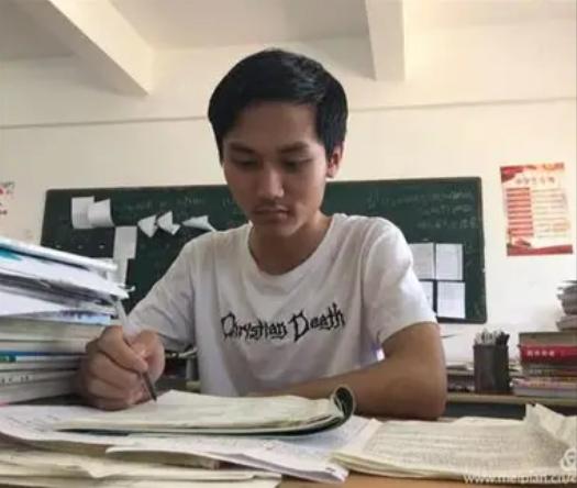 一个从山沟飞出的研究生，苦干9年，往家打款70多万，回村一瞅，二老居然连一万块都