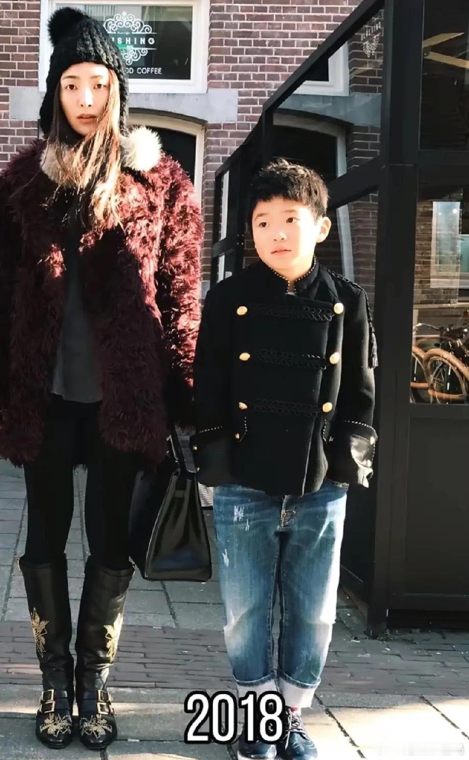 曹格前妻吴速玲分享复刻与儿子小时候照片，joe从小小一个已经长的比妈妈还高了，并