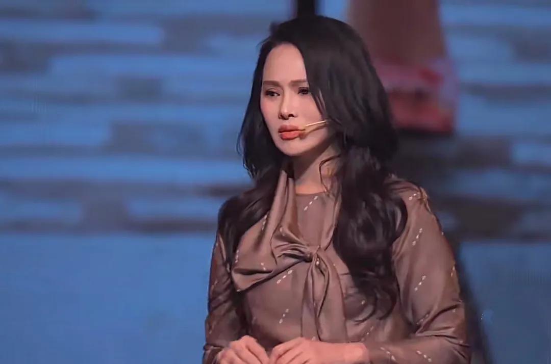 伊能静十年后再次受邀登上TEDx的舞台，还是那样的漂亮，她的容颜依然没变，仿佛冻