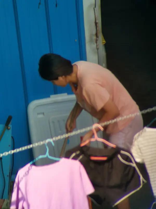 老公外出打工，到底要不要跟着去，这事儿还挺纠结。就像有个农村妇女，老公出去打工一