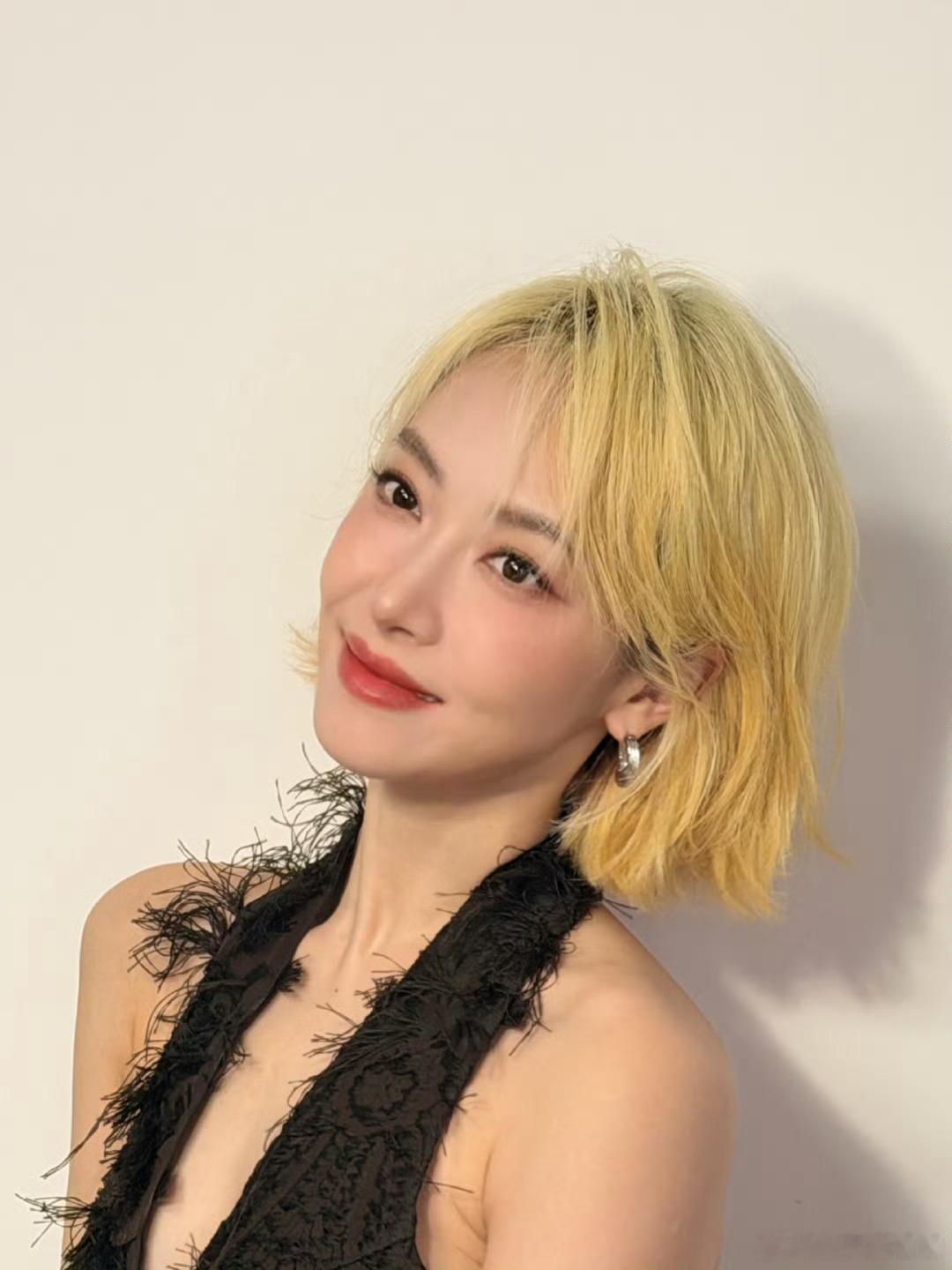 宋茜王亚飞给宋茜化的暖金妆谁懂啊暖金妆配金短发也太美了！！亚飞老师又出神图了，这