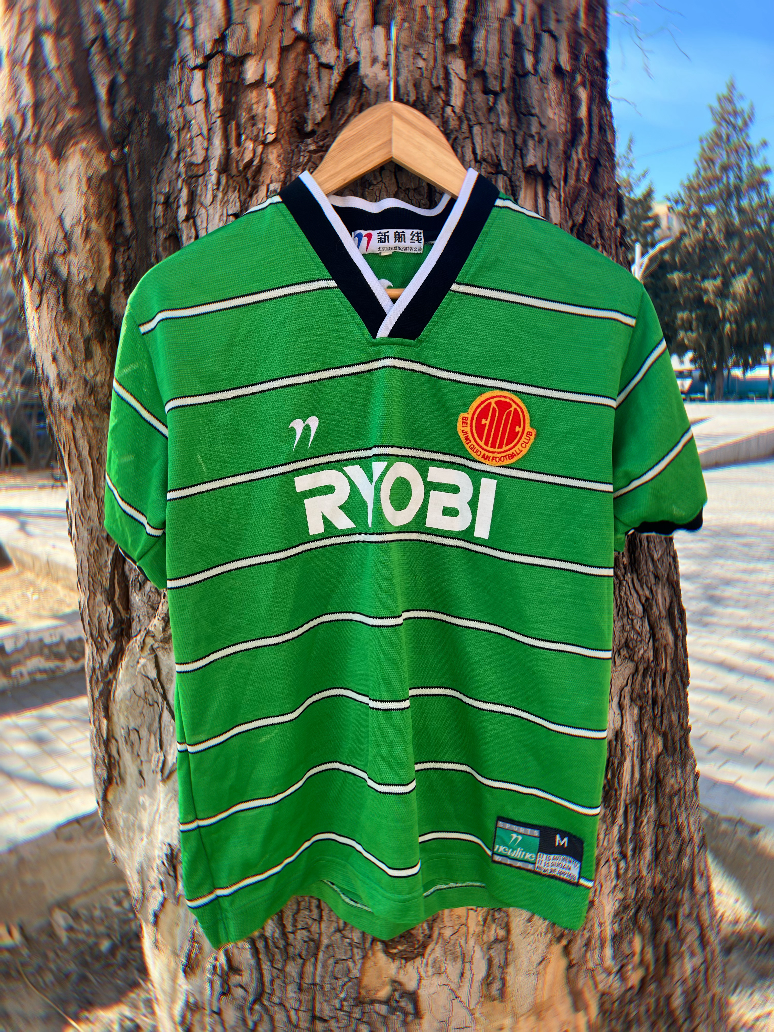 好不容易找到了这件新航线版本的1997北京国安，可惜太小穿不了。印象中那时候新航