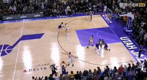 险！东契奇、詹姆斯连续犯错——湖人12分领先险被逆转。
领先12分啊！上詹姆斯果