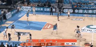 广东东阳光巨星胡明轩实在是太嚣张了！在今天广东东阳光客场挑战北京北汽的季后赛1/