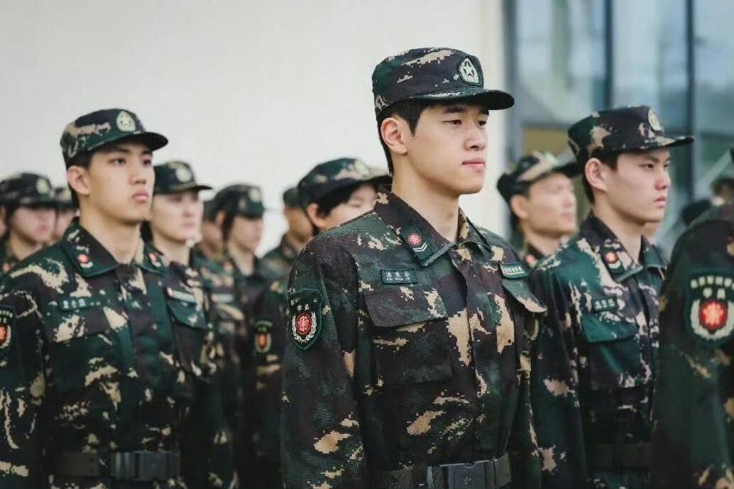 好帅啊冬训+军训运动员代表潘展乐及教练员代表金浩，分别带领运动员和教练员、辅助人