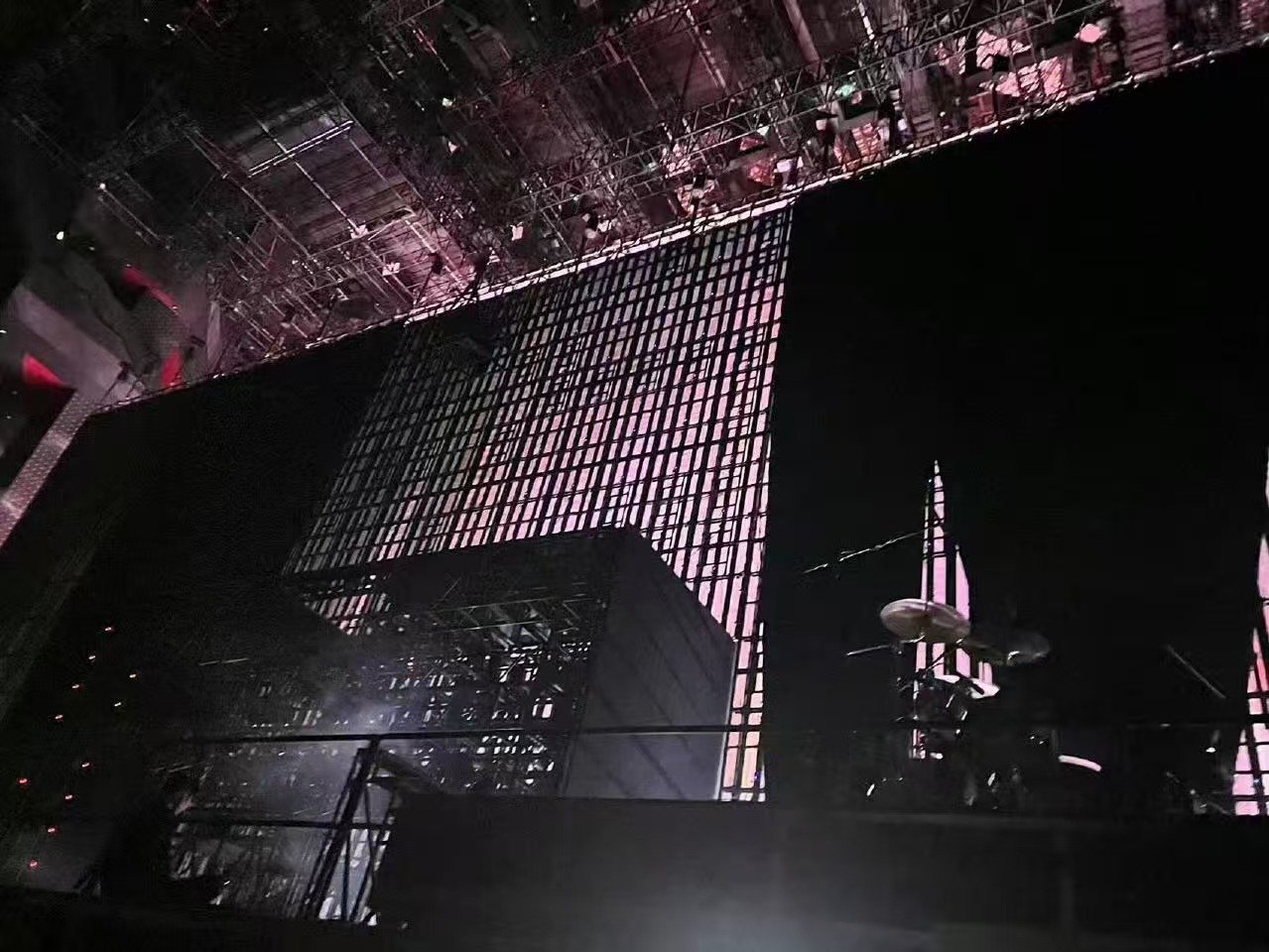 张泽禹继续彩排张泽禹拍的舞台 张泽禹拍的舞台，要继续彩排了！明天舞台见！！ 