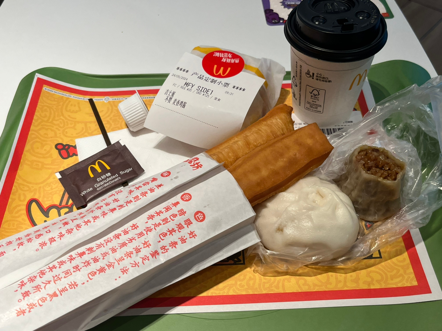 没有人像我这样吧，吃麦当劳早餐还要去包子店买个肉包烧麦油条，再油条沾咖啡[笑cr