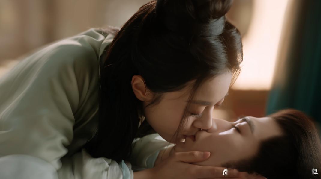 #度华年吻戏#张凌赫和赵今麦在度华年中的床咚吻戏，肯定会是激情四射的，期待正片快