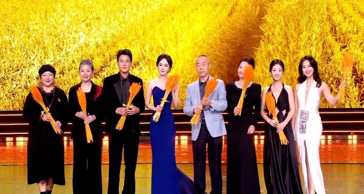 杨幂手里那束麦穗，扛了仨月红毯。
不是花，不是扇，就一捧麦子。
剧组说代表丰收，