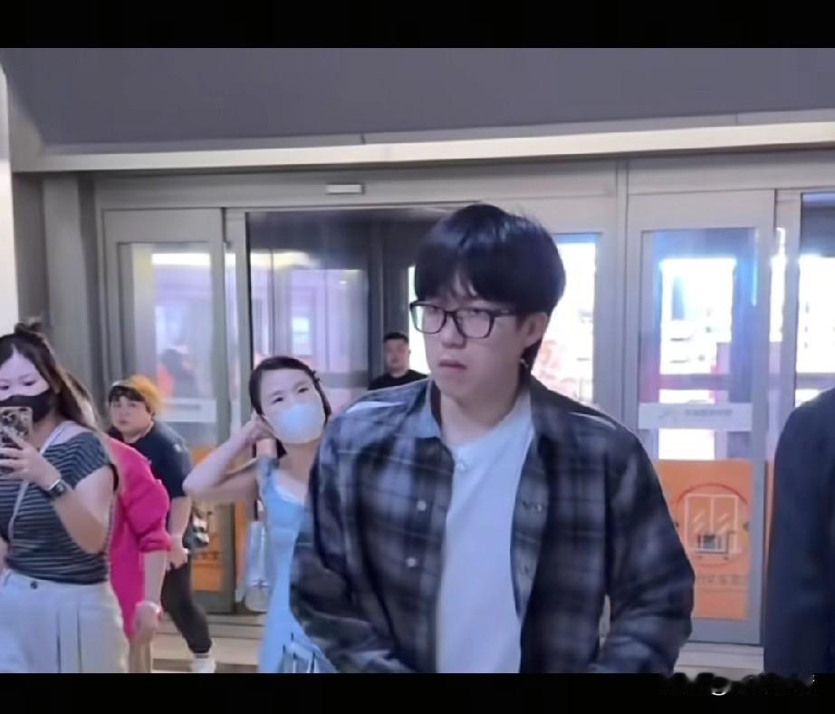 机场追王楚钦的蓝衣女阿姨被曝光，
长相太老都可以当人家妈了，
这么大年龄不知道保