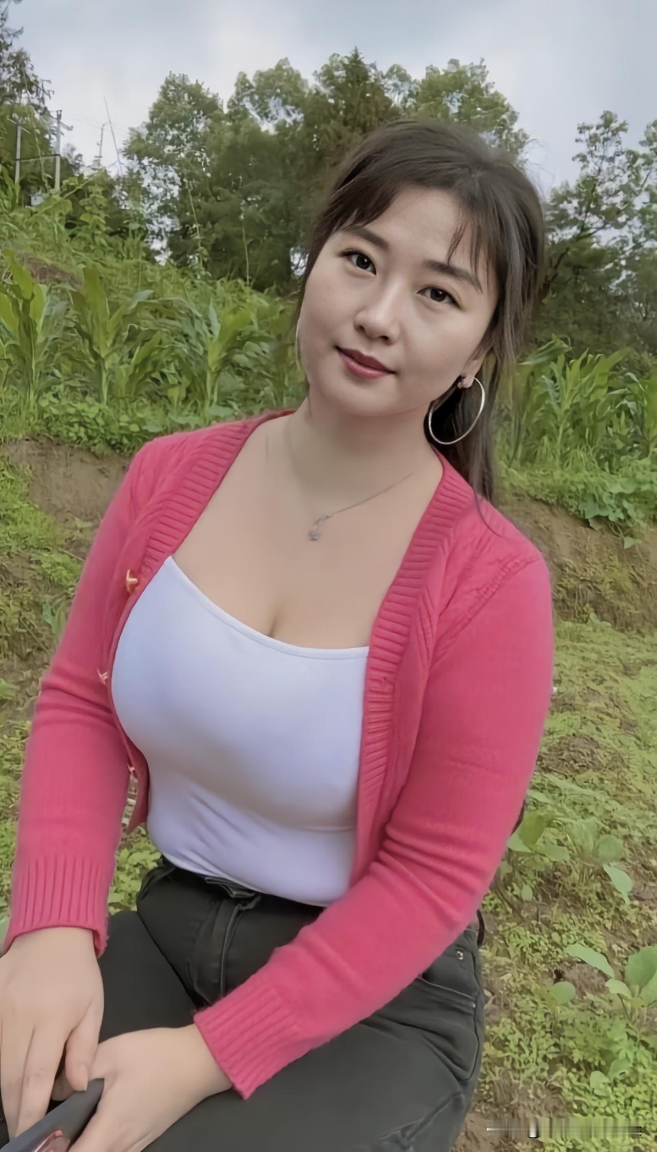 把生活过成一场盛宴，感恩每一份遇见。而生活的光芒，来自内心的热爱和坚持。生活的幸