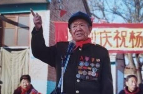 1969年，河北一支部队外出拉练,师政委带人到老乡家借宿，老农端出小米粥、腌萝卜