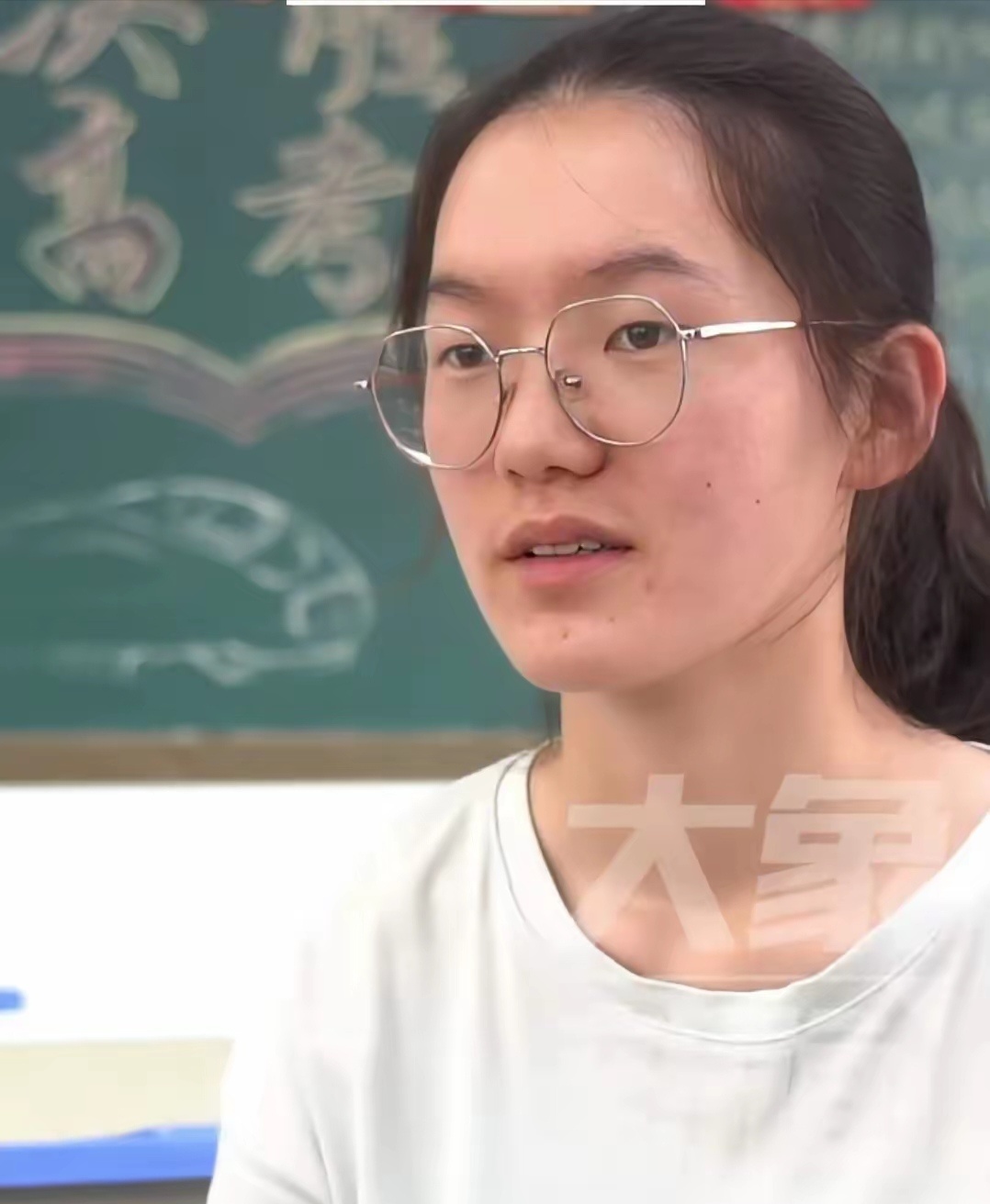 那个699分的河南女孩韩雅平，查完分数后，第一个电话打给的不是爸妈，而是一个远在