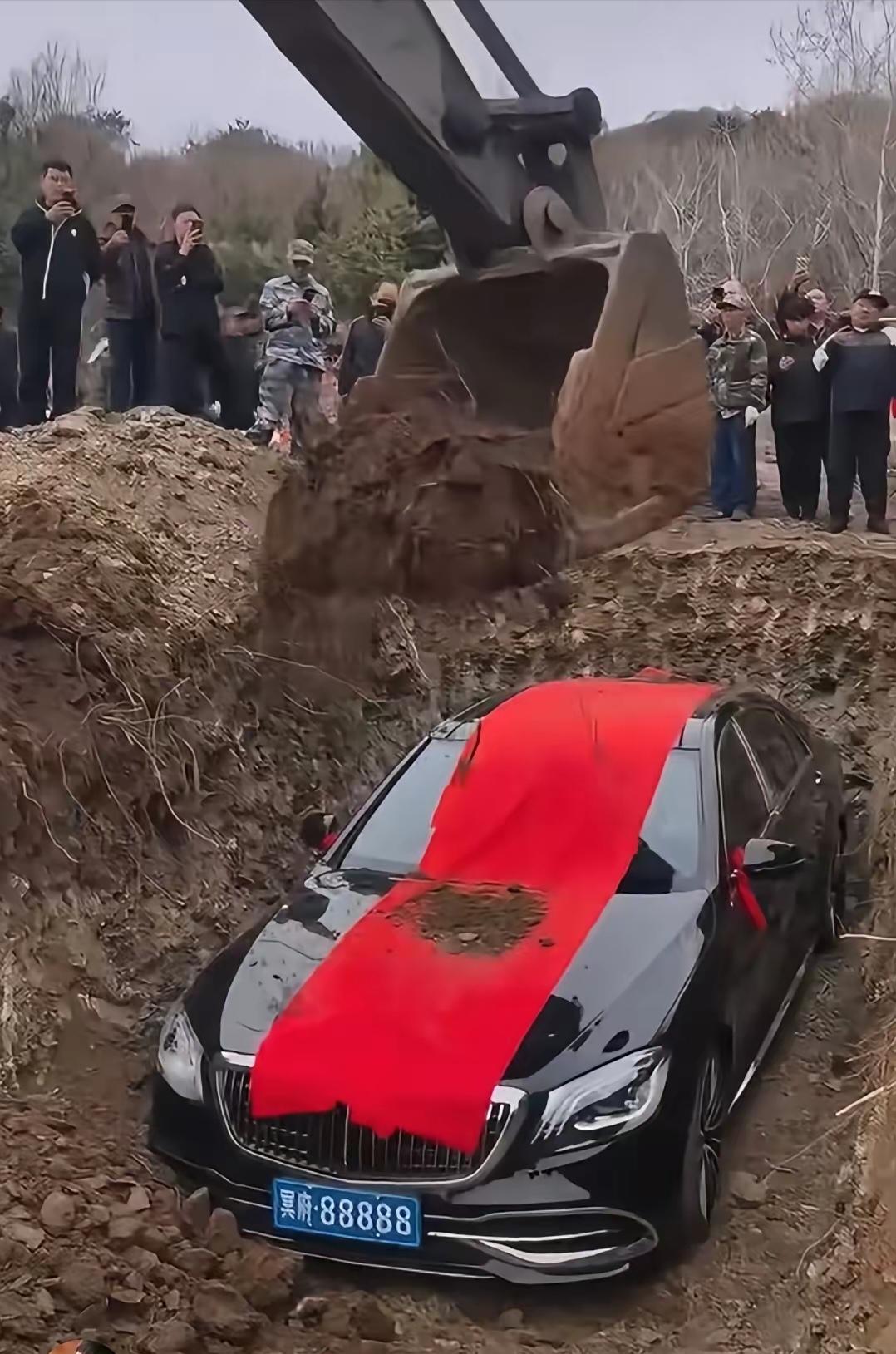 父亲走了，儿子二话不说提了一辆百万豪车给父亲陪葬！儿子说父亲生前喜欢这款车，走了