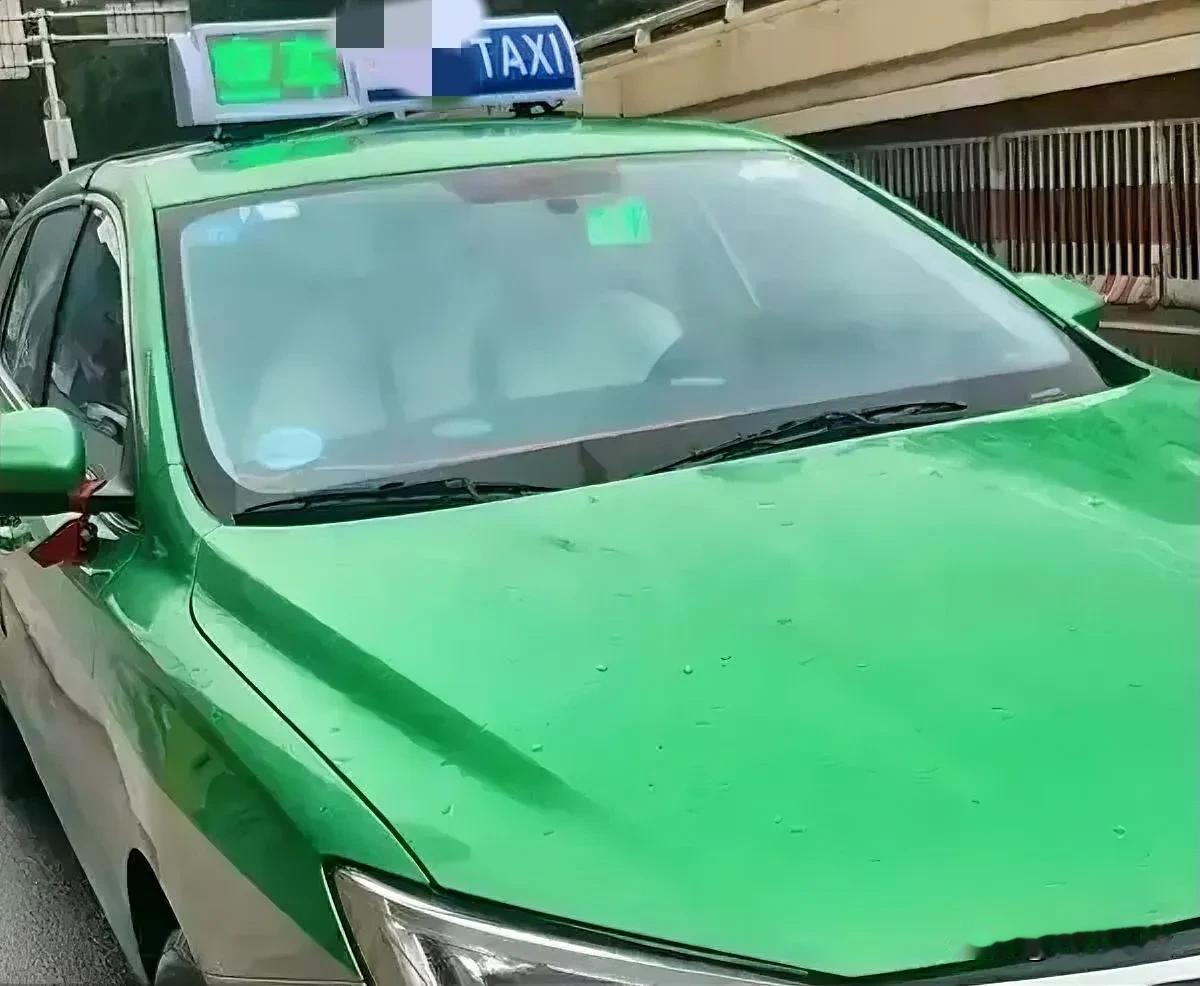 出租车行业自己把路越走越窄了。今早，从平台上约了车，是某正规出租车公司的，我提前