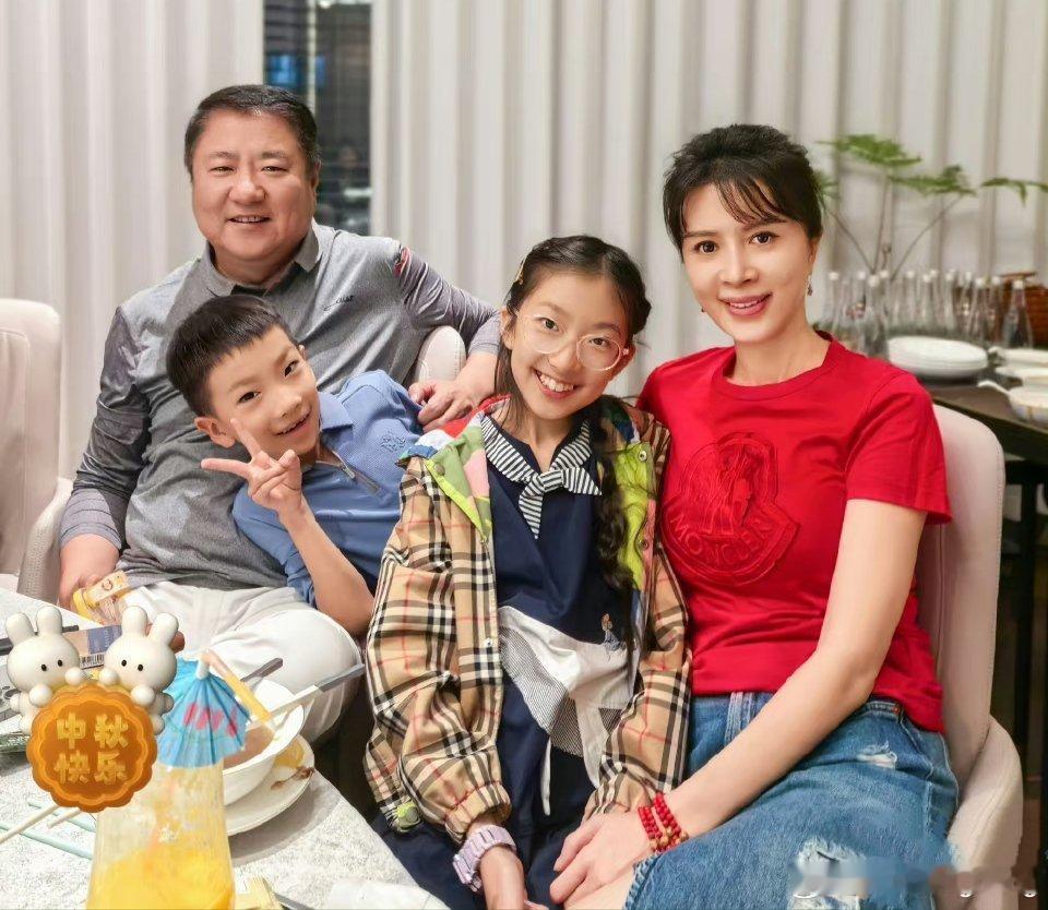 9月17日，中秋节，金巧巧离婚风波后晒出一家四口合照，于冬笑容满面，幸福感满满，