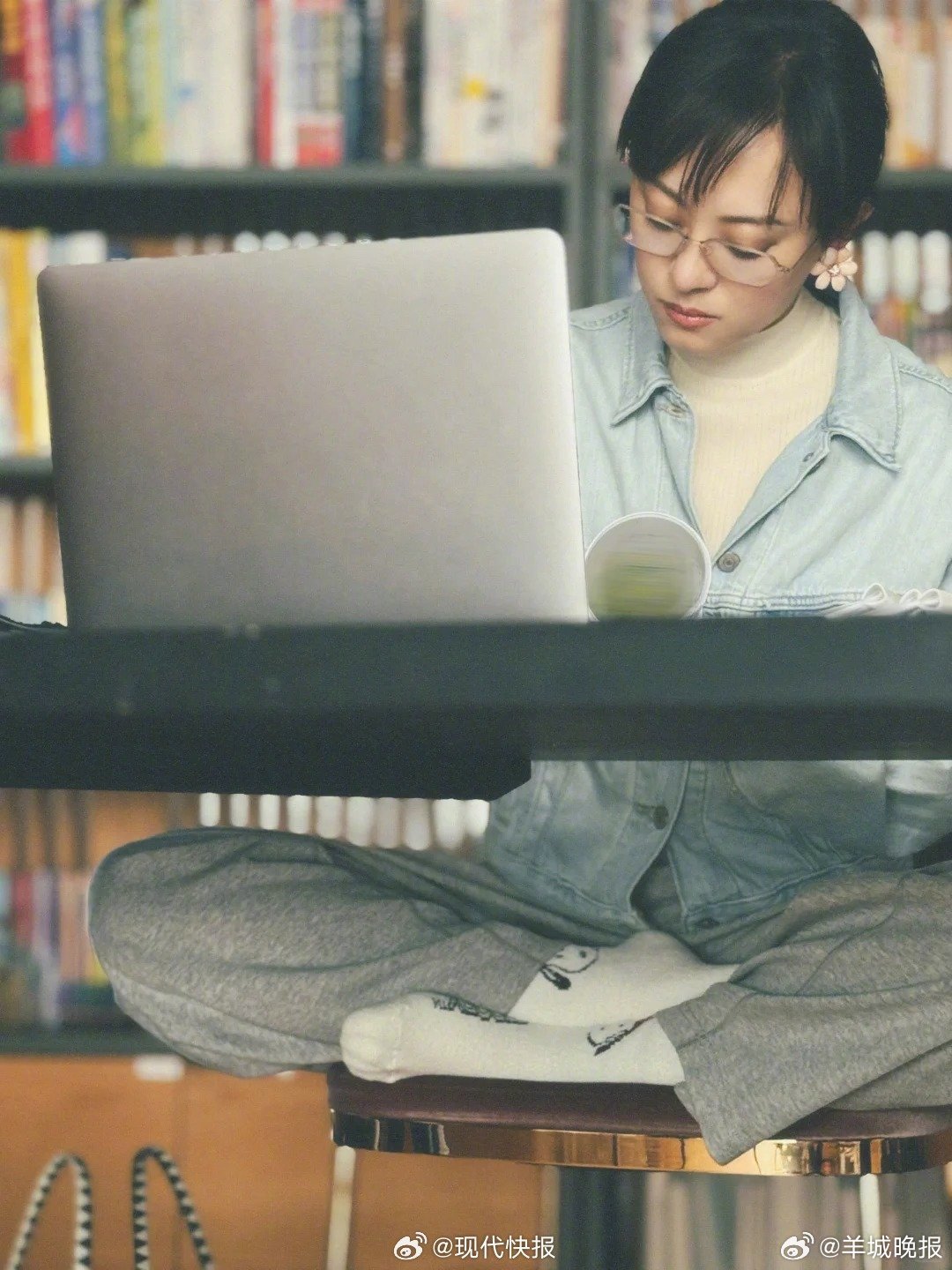 #孙俪从影近20年了#【#孙俪新剧角色准备#】3月26日，孙俪小助理分享照片并配