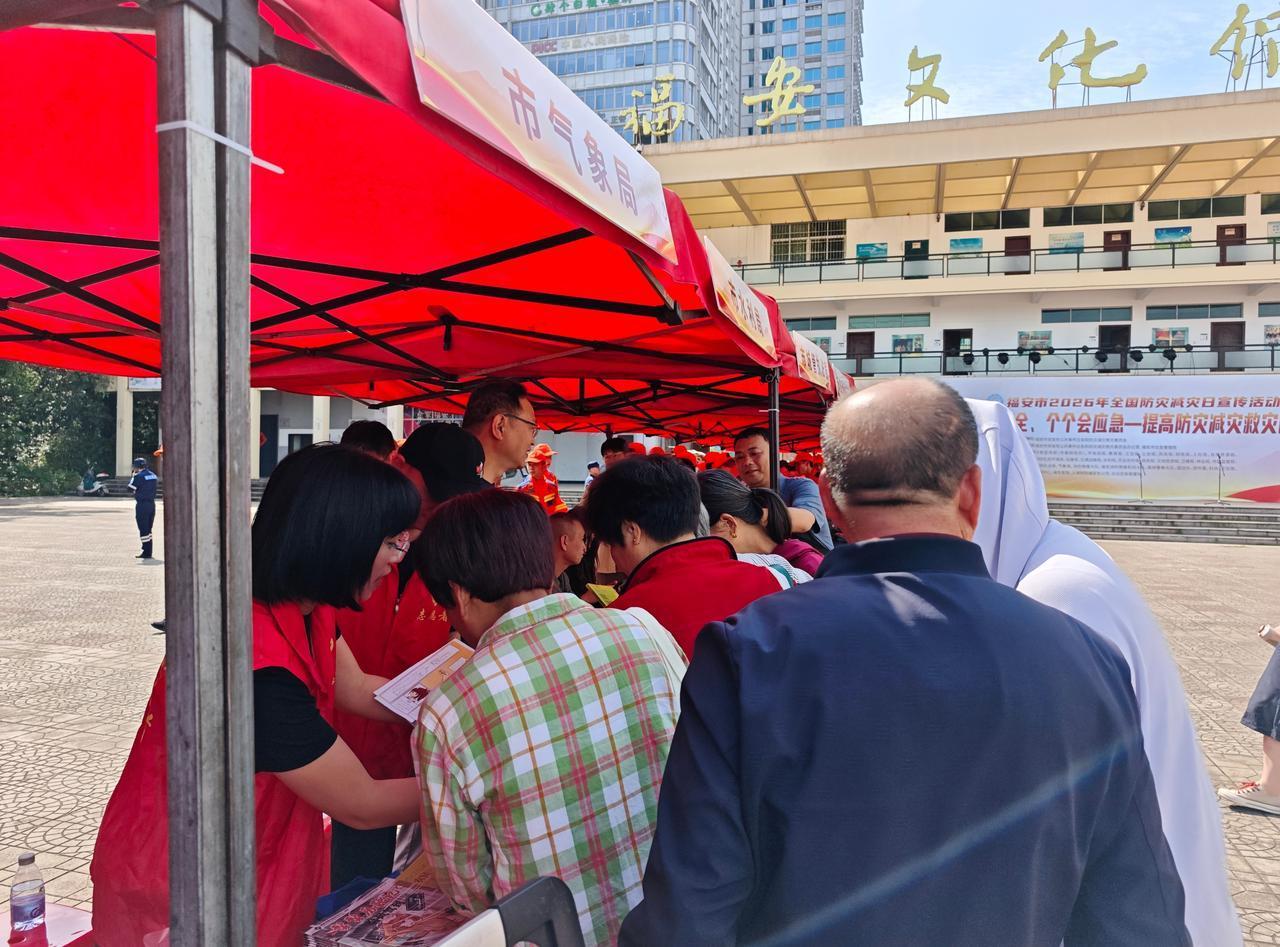 活动现场，气象部门工作人员向过往市民发放《农民气象灾害防御手册》《警警历险记》等