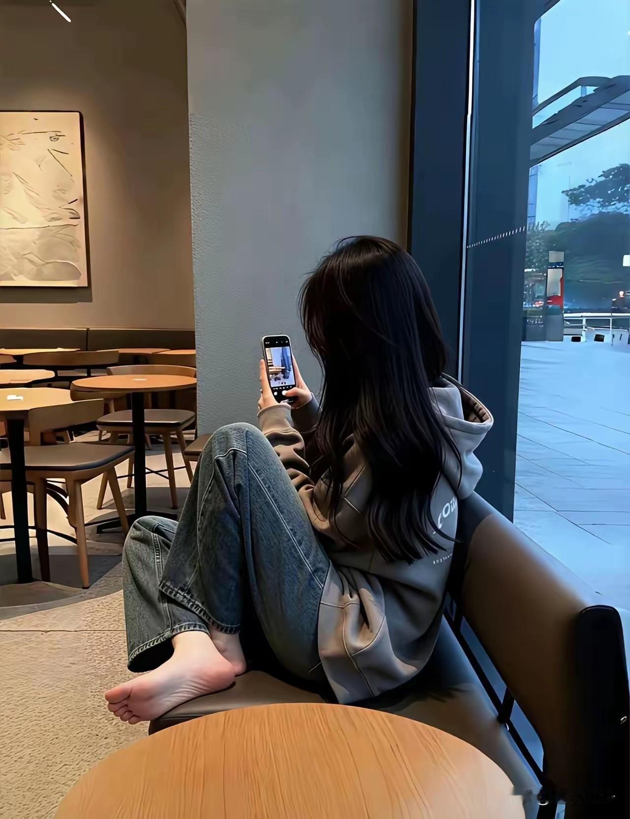 今天去咖啡馆看到的一幕，小姑娘人挺好看的但是这素质真不高啊，公共场合脱鞋不尴尬吗