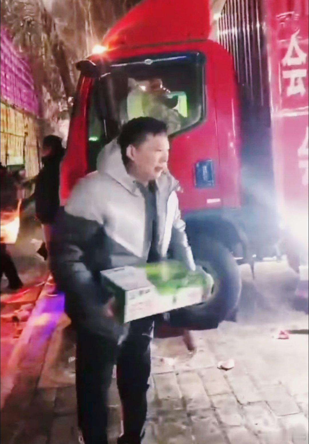 #情感主播阿杜# 情感主播阿杜确实是给了我们很大的惊喜了，也相信灾区的人们收到他
