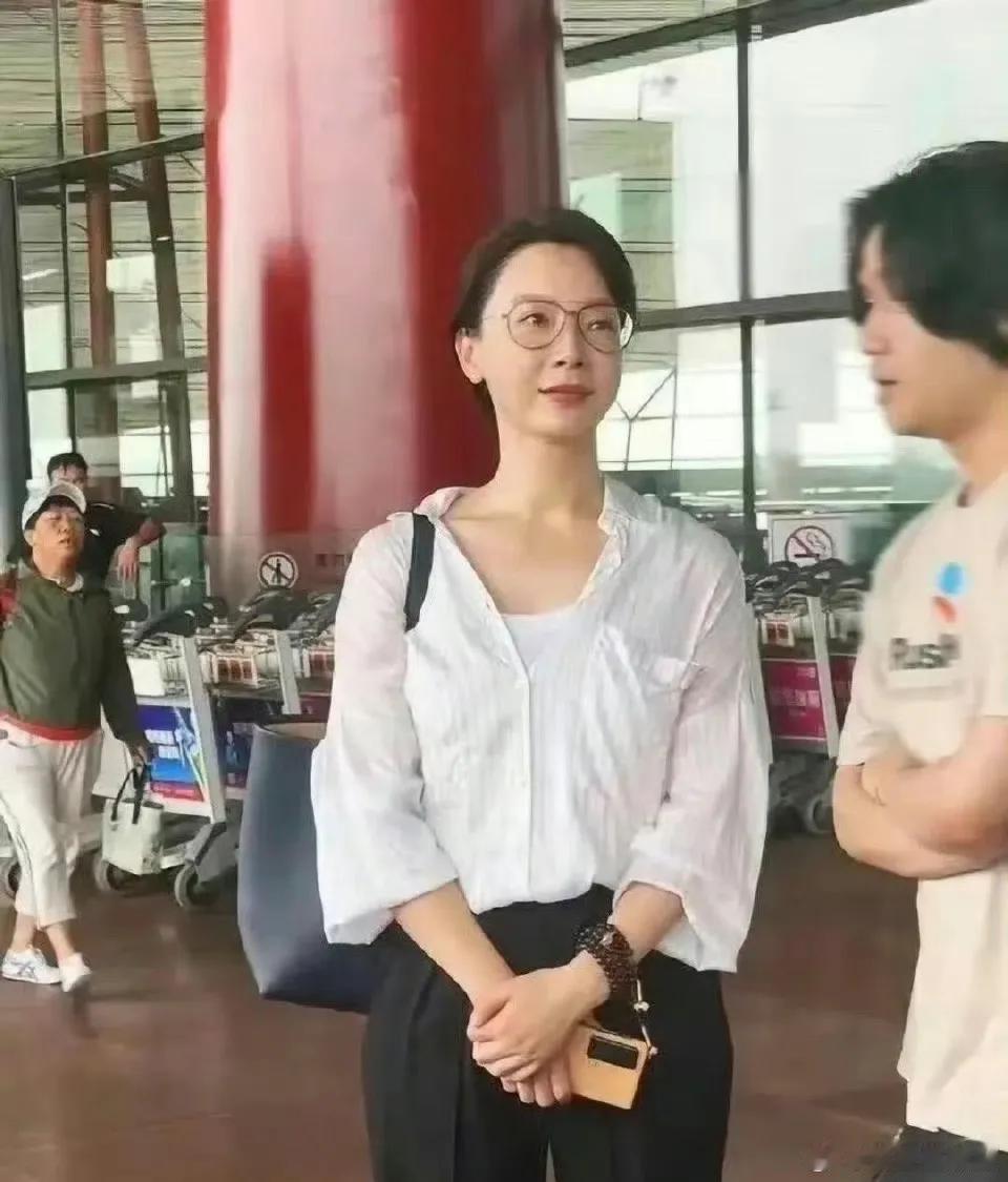 46岁的陈数在机场接儿子时未化妆，自然状态展现了岁月的痕迹 