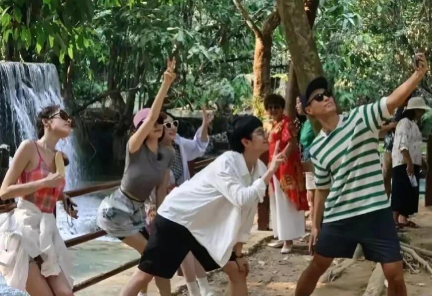 秦岚这曲线夸张了，屁股上都能放几瓶矿泉水了吧! ​​​