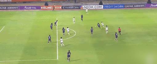 别被那张1-0的胜局给骗了。这场所谓的“狂野胜利”，本质上不过是靠对手门将一个“