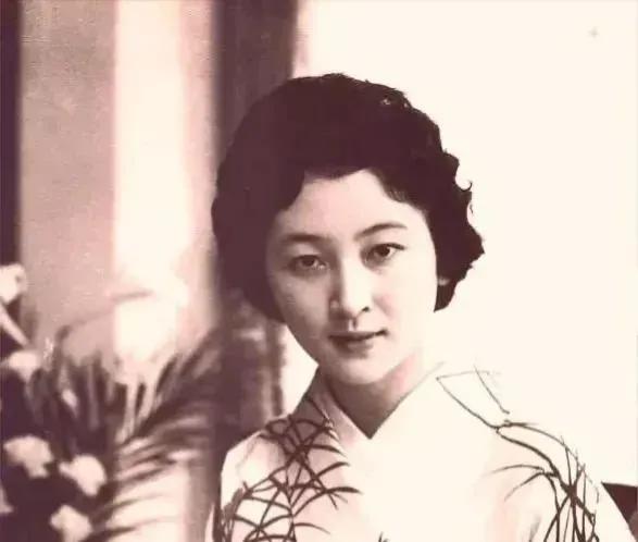1942年，一女八路从来不洗脚，引起了游击队长的注意。那天深夜，游击队长偷偷潜入