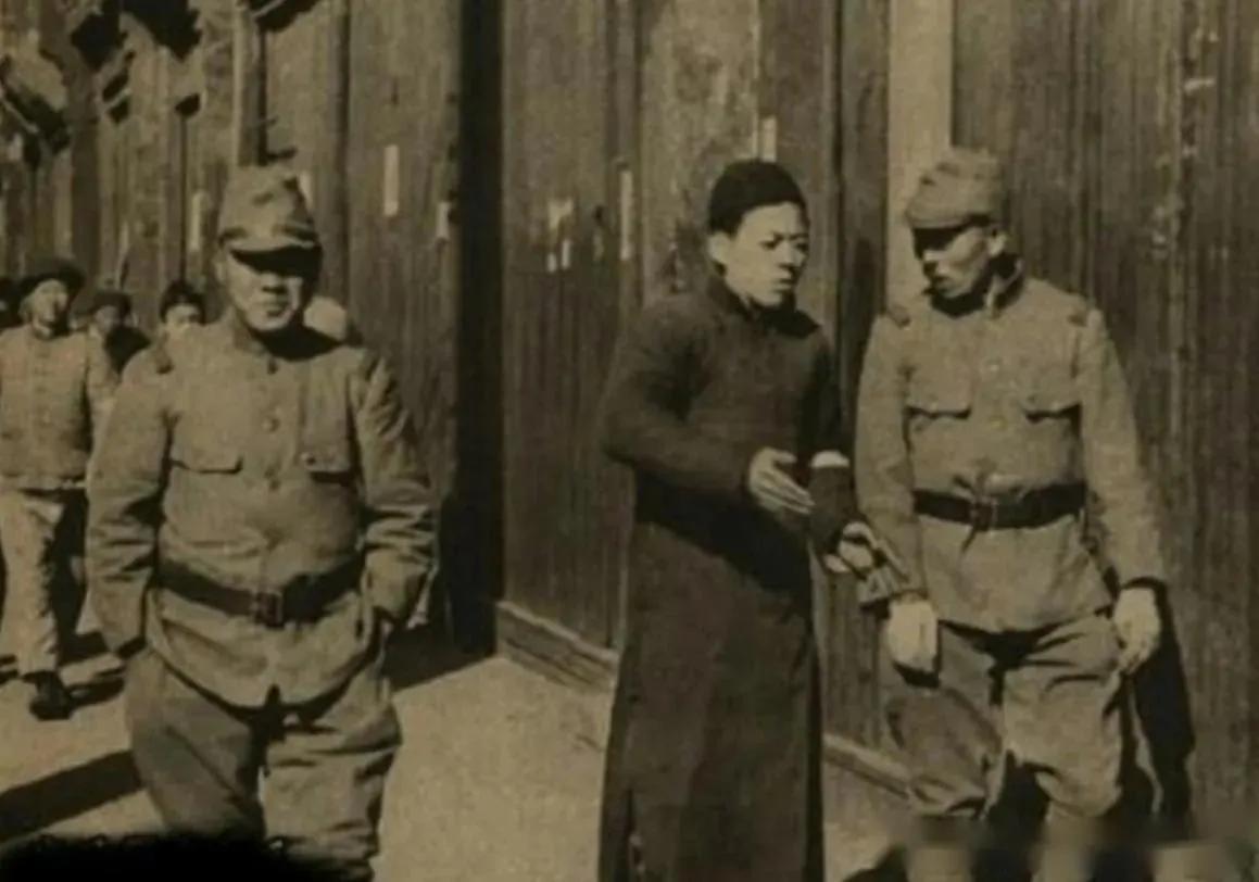 1944年，地下党文国才执行任务时惨遭日军抓捕。审讯时，一个汉奸扇了文国才一巴掌