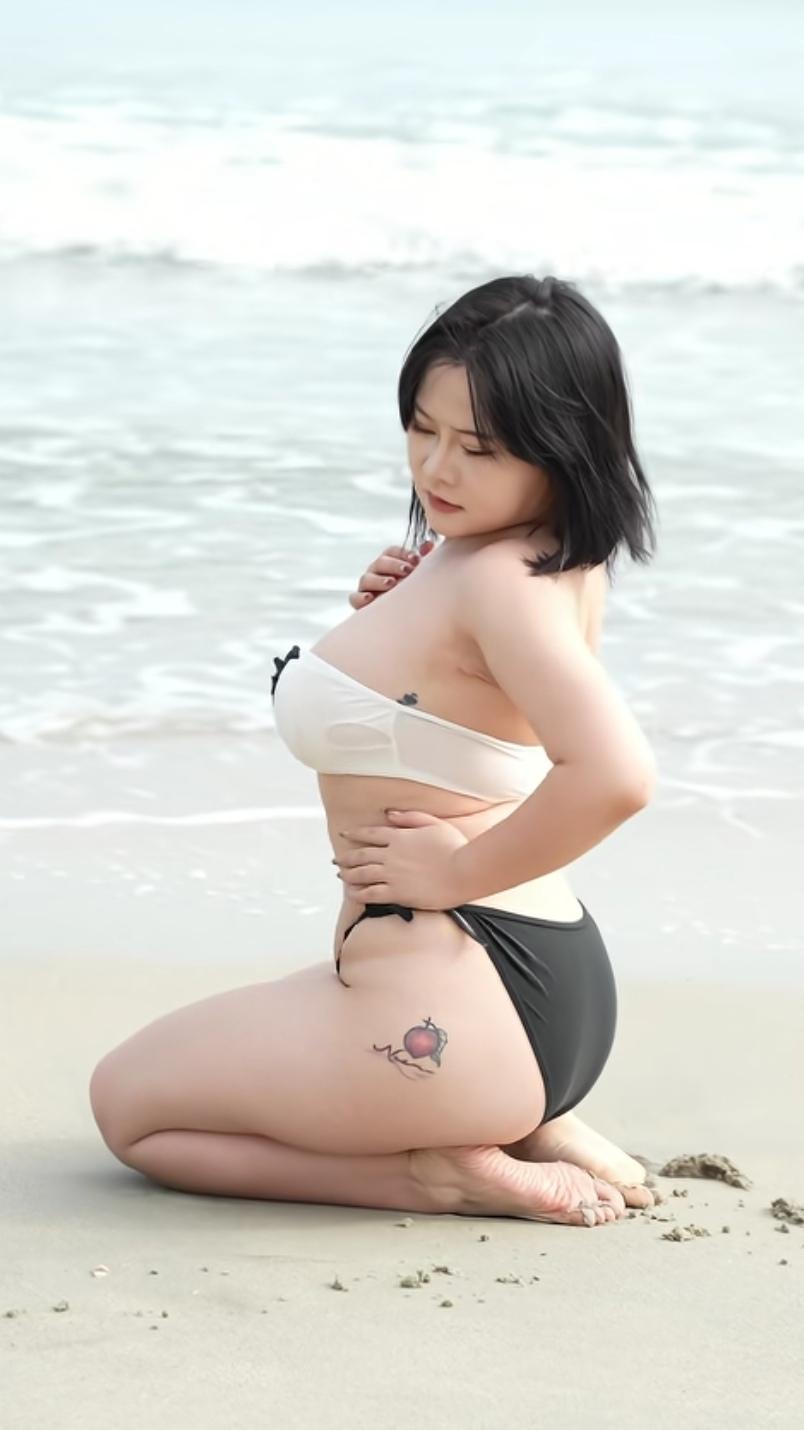碧海潮生处，美人倚浪归。