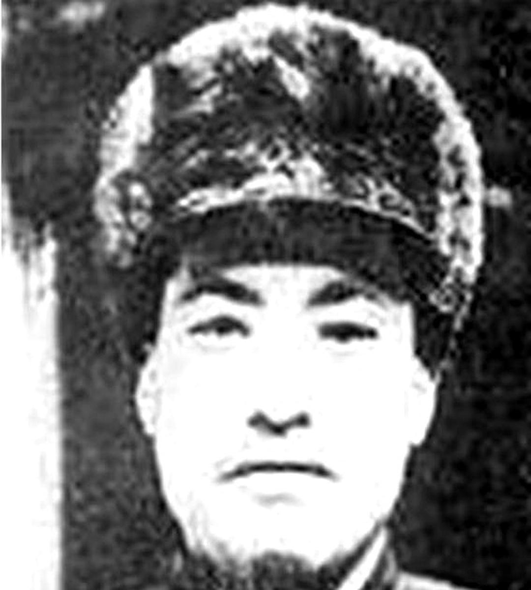 1937年初甘肃倪家营子，马家军旅长马禄望着被俘的红军参谋长黄鹄显，做出了一个改